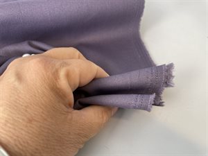 Lærredsvævet bomuld - med peach skin overflade i blålilla